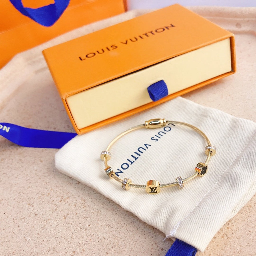 Louis Vuitton Pulseira Moda Feminina - Envio Nacional imediato 🇧🇷  Delicado Bangle Hollow LV Monogram Letter Logo Titanium Steel Bracelete